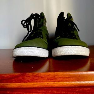 Size 7 mens milatary green high top shoe hardly worn